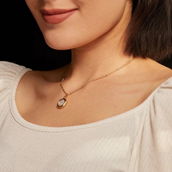 NEW 18K Gold Plated Mother Of Pearl Shell Oval Pendant Necklace - Picture 4 of 6